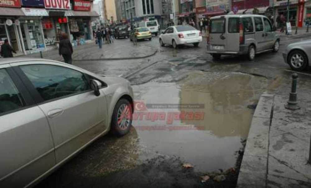 Yol Çamur Deryasına Döndü