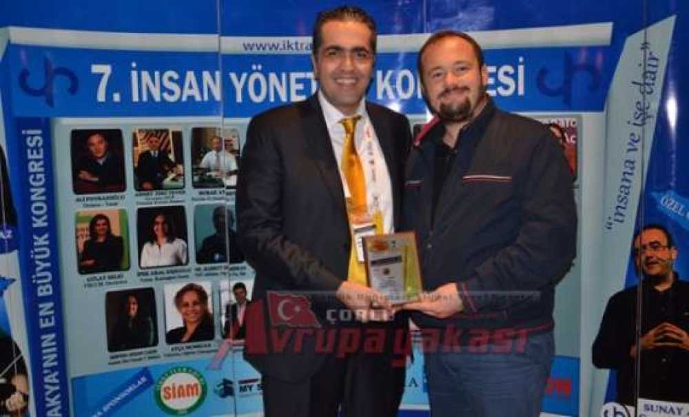 Peryön'den Avrupa Yakası Gazetesi Ve Gazeteciler Derneği'ne Plaket