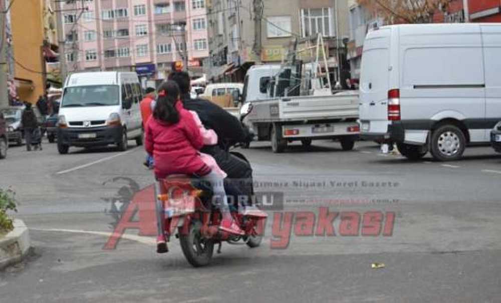 1 Motosiklette 4 Kişi