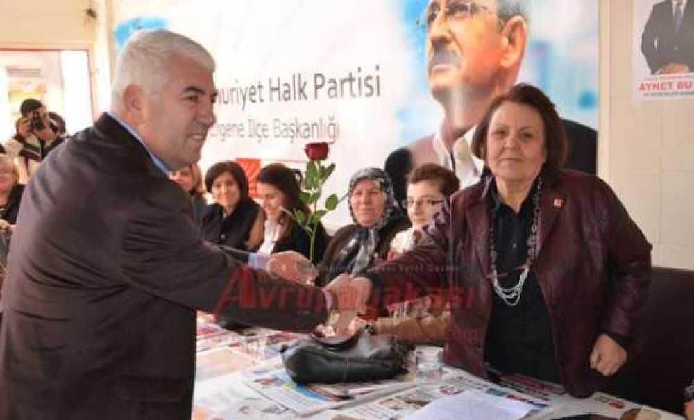 Başkan Rasim Yüksel'den Kadınlara Gül