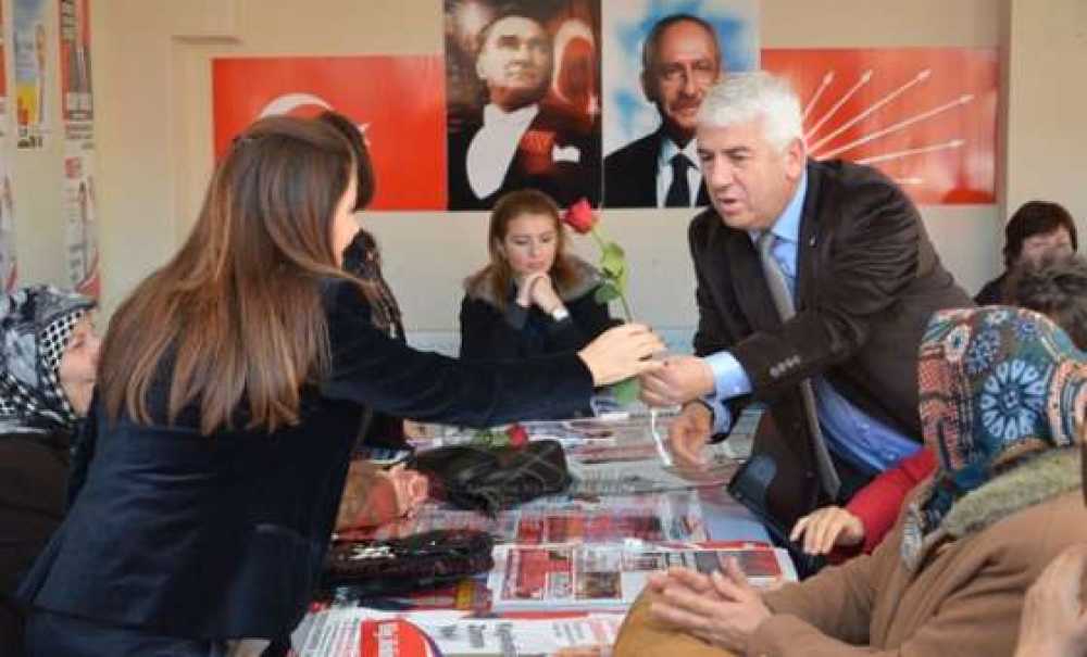 Başkan Rasim Yüksel'den Kadınlara Gül