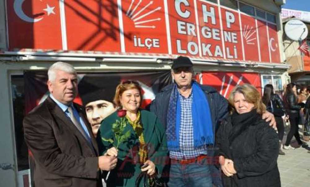 Başkan Rasim Yüksel'den Kadınlara Gül