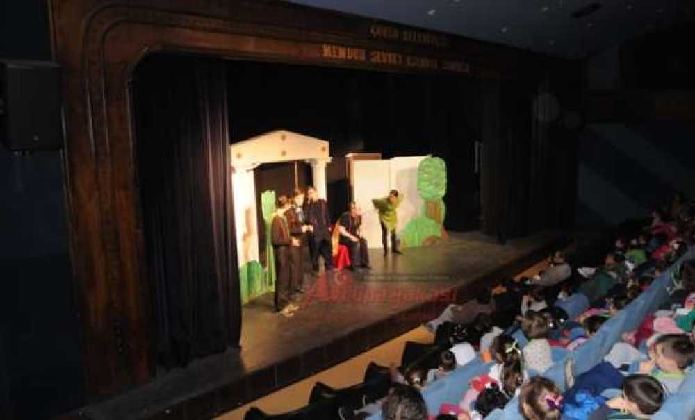 İlkel Ile Düşne Adlı Çocuk Oyunu Sahnelendi