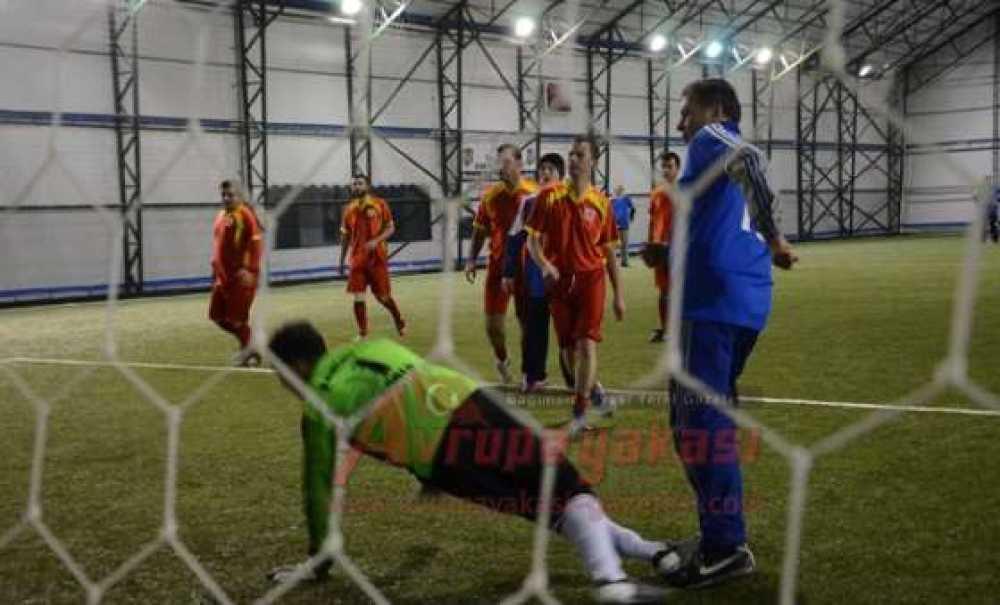 Vali Yerlikaya İşitme Engellilerle Halı Saha Maçı Yaptı