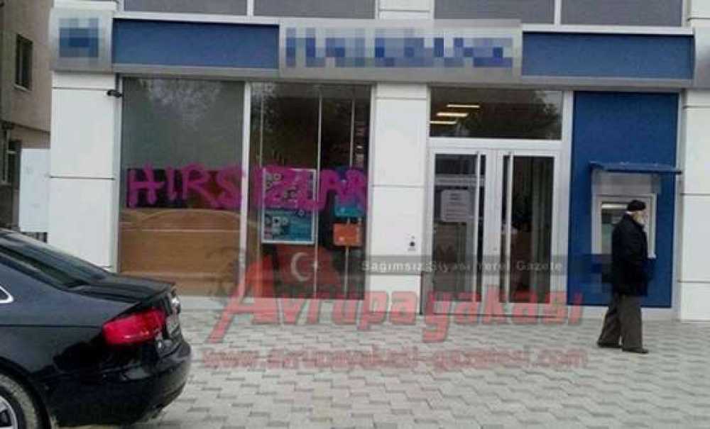 Banka Camına Sprey Boyalı Yazı