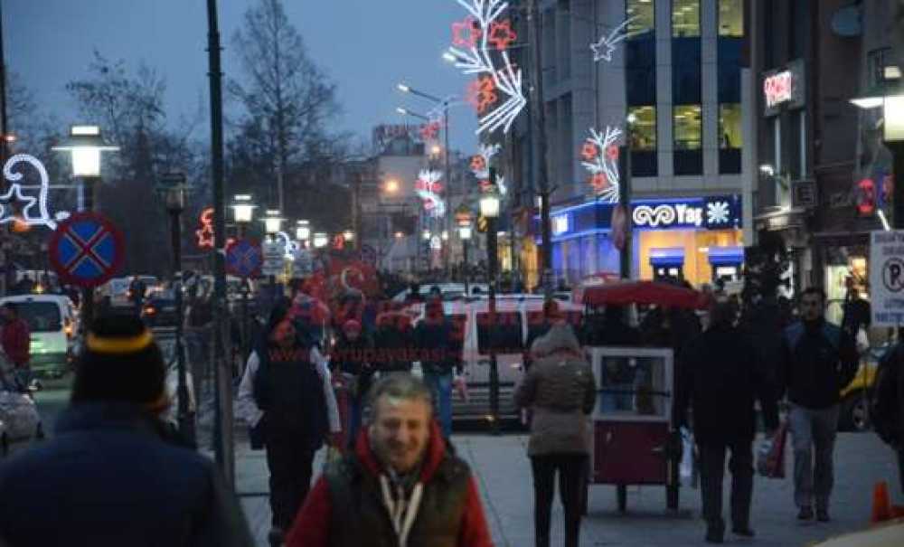 Yeni Yıla Saatler Kala