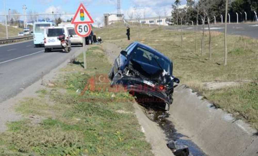 Minibüs Ile Otomobil Çarpıştı: 1 Yaralı