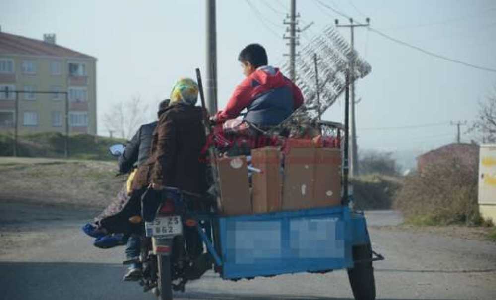 Motosiklet Üzerinde Tehlikeli Yolculuk