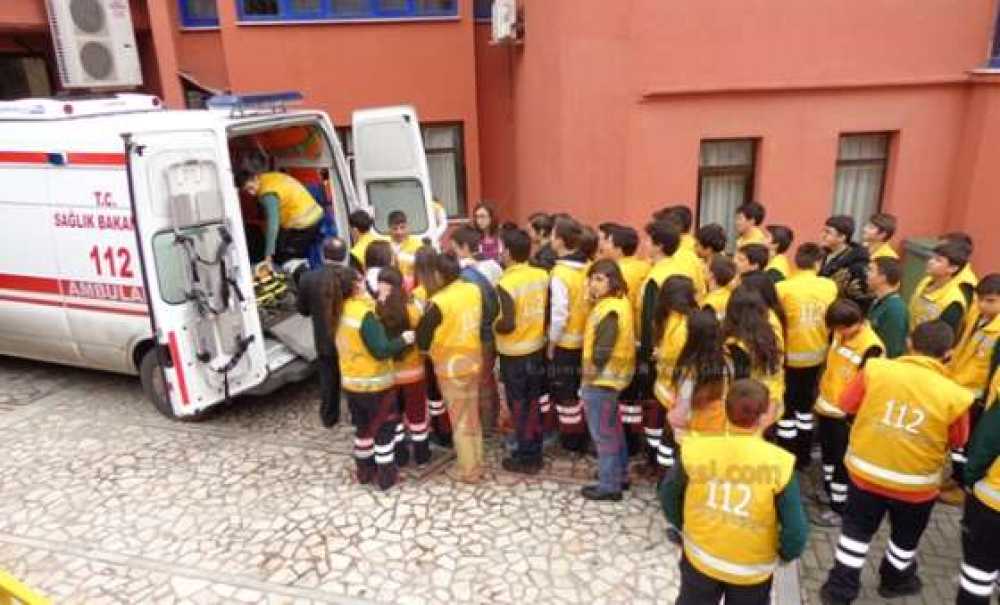 Öğrenciler 112 Ambulansında Uygulama Yaptı