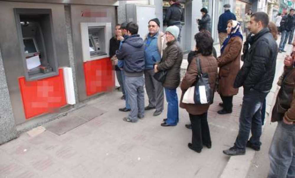 Atm`nin Verdiği Parayı Alan Kişiler Yakalandı
