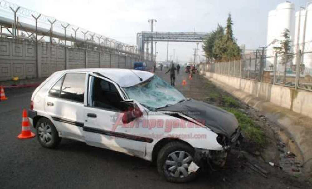 Kontrolden Çıkan Otomobil Yayalara Çarptı