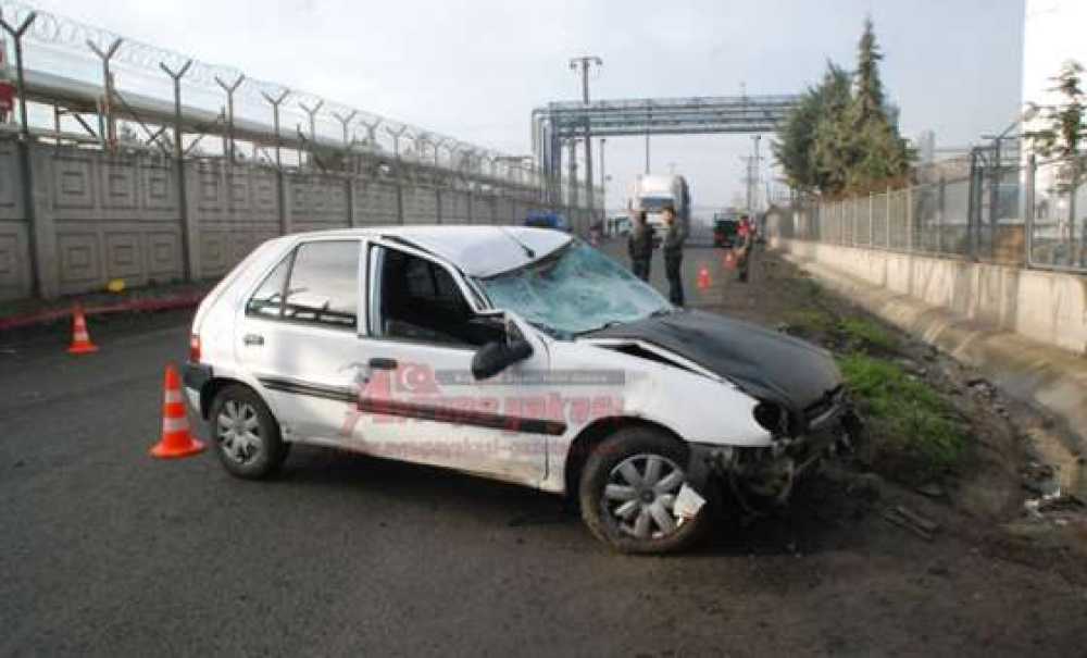 Kontrolden Çıkan Otomobil Yayalara Çarptı