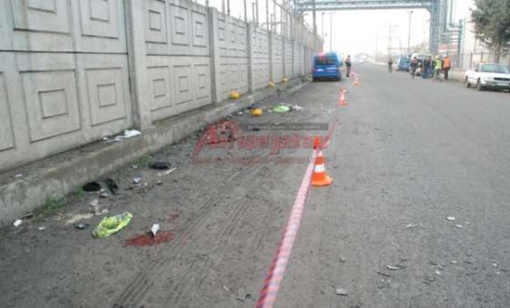 Kontrolden Çıkan Otomobil Yayalara Çarptı