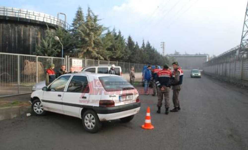 Kontrolden Çıkan Otomobil Yayalara Çarptı