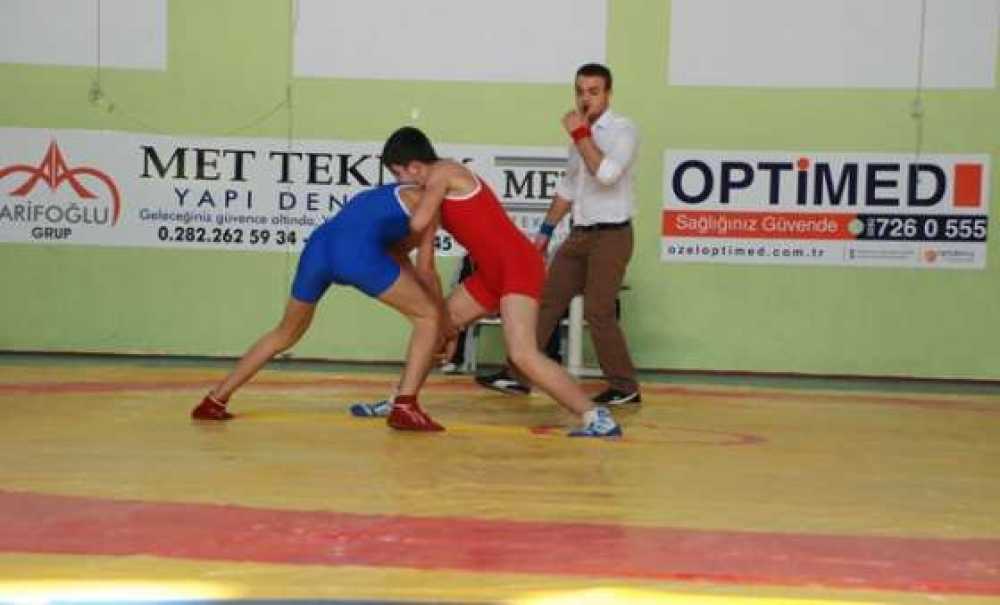Okullar Arası Güreş İl Birinciliği Müsabakaları Çorlu`da Yapıldı