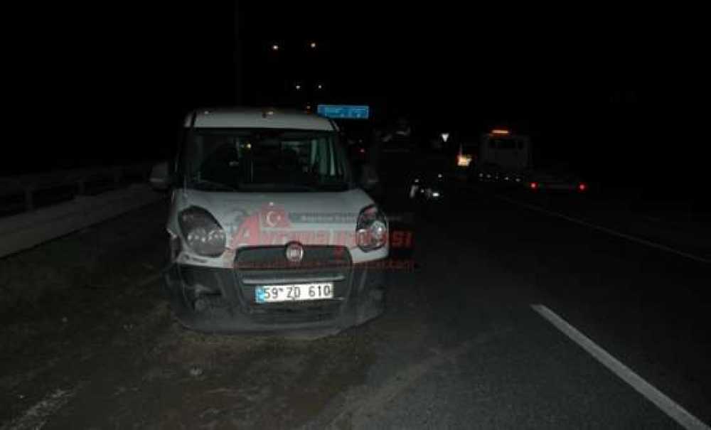 Kamyonet Bariyerlere Çarptı 2 Yaralı