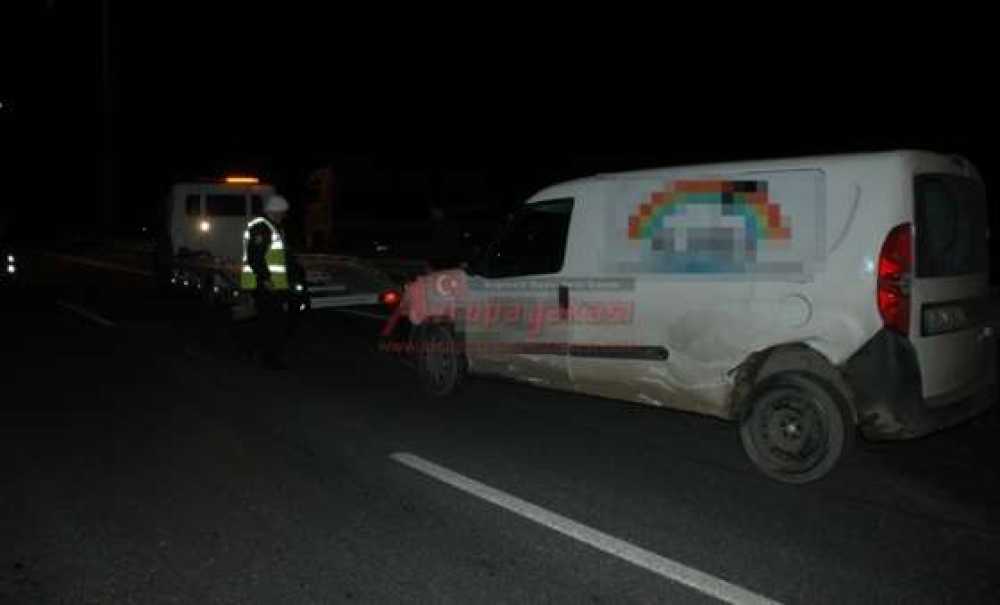 Kamyonet Bariyerlere Çarptı 2 Yaralı
