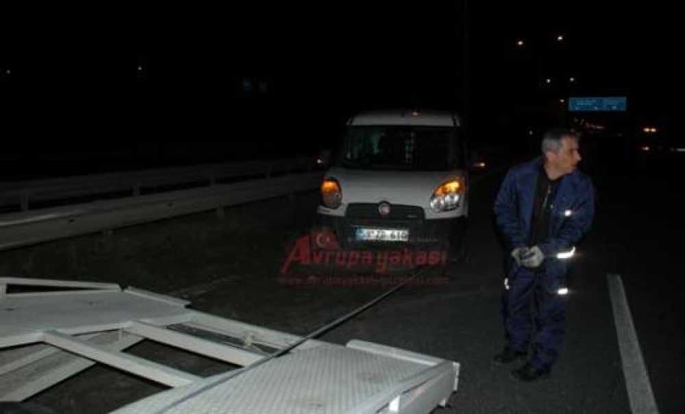 Kamyonet Bariyerlere Çarptı 2 Yaralı