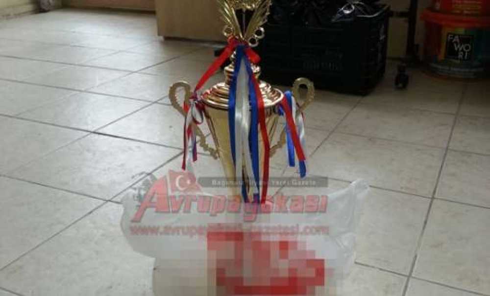 Şampiyon Takımın Kupasını Poşet İçerisinde Teslim Ettiler