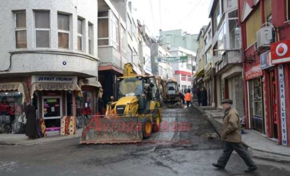 Saray Caddesi'nde Kilit Parke Taşı Çalışması