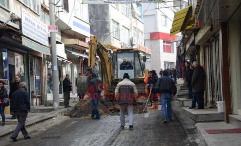 Saray Caddesi'nde Kilit Parke Taşı Çalışması