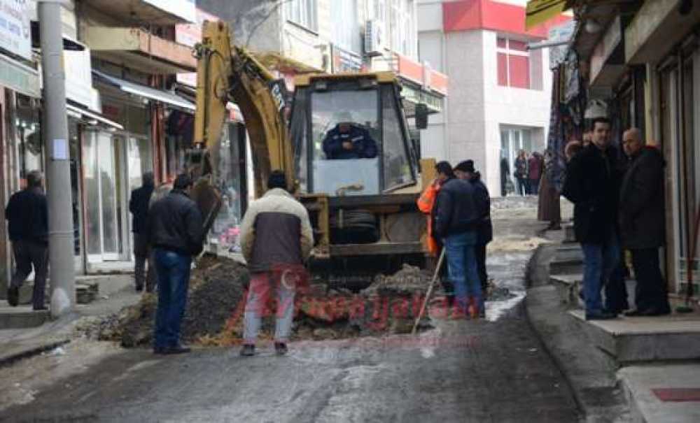 Saray Caddesi'nde Kilit Parke Taşı Çalışması