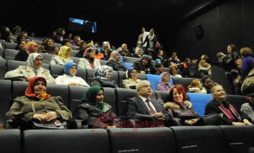 Çorlu Belediyesi Sinemaya Gitmemiş Ev Hanımlarını Sinemaya Götürdü