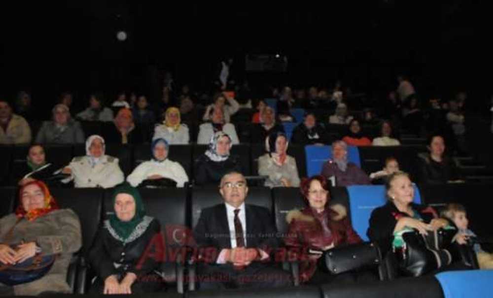 Çorlu Belediyesi Sinemaya Gitmemiş Ev Hanımlarını Sinemaya Götürdü