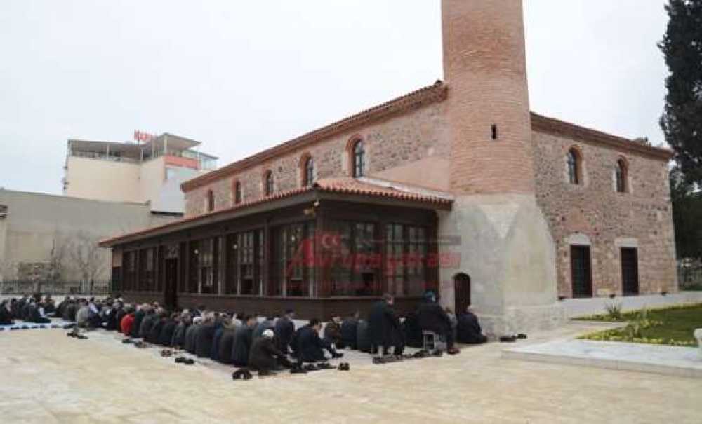 Fatih Cami'nde İlk Cuma Namazı