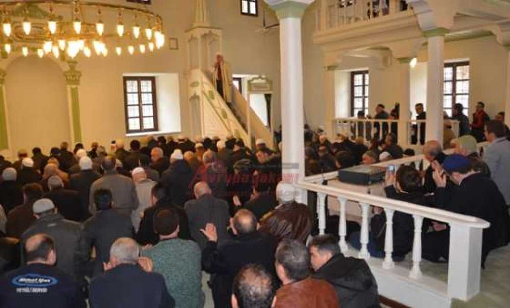 Fatih Cami'nde İlk Cuma Namazı