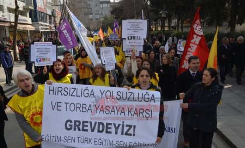 Öğretmenler Meydana İndi