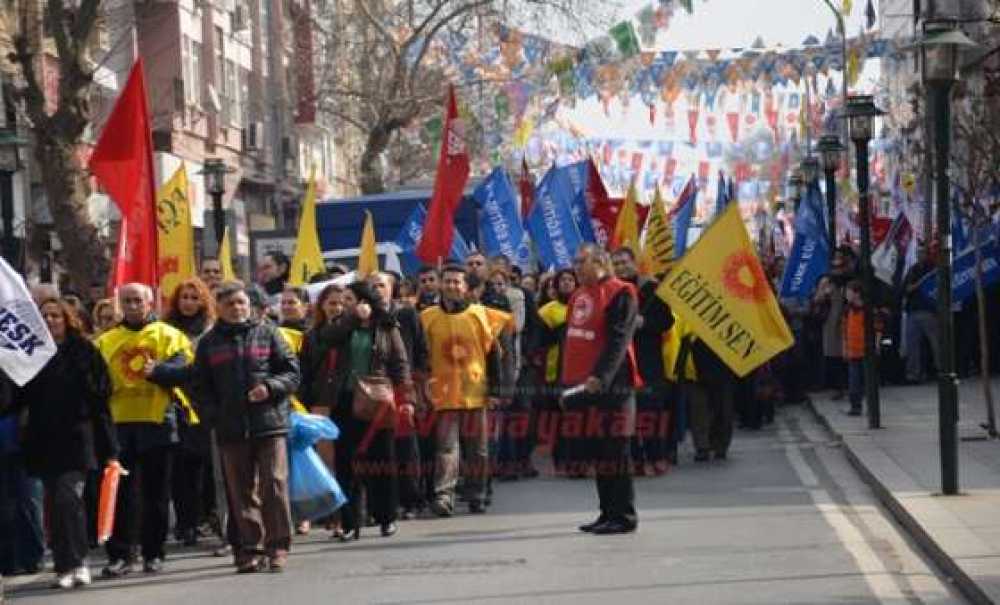 Öğretmenler Meydana İndi