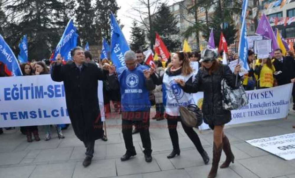 Öğretmenler Meydana İndi