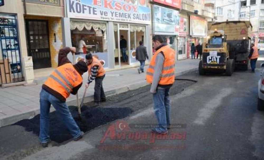 Belediye Ekiplerinden Yamalama Çalışması