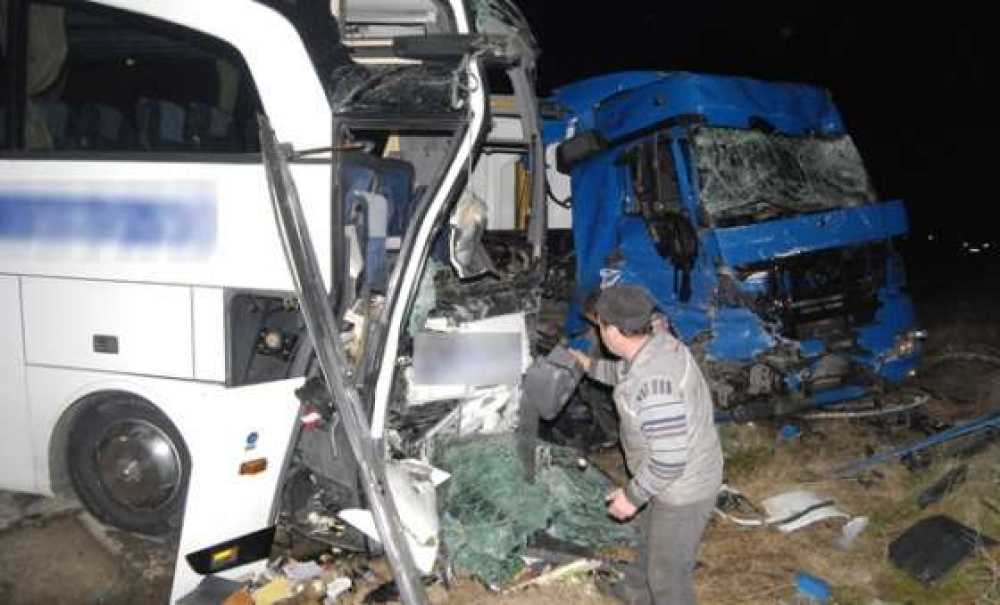 Yolcu Otobüsü İle Tır Kafa Kafaya Çarpıştı: 1 Ölü, 6 Yaralı