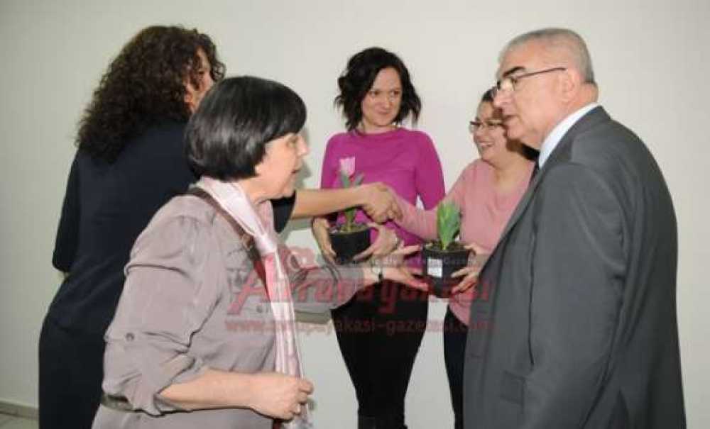 Başkan Baysan Kadınlar Günü Münasebetiyle Çiçek Dağıttı