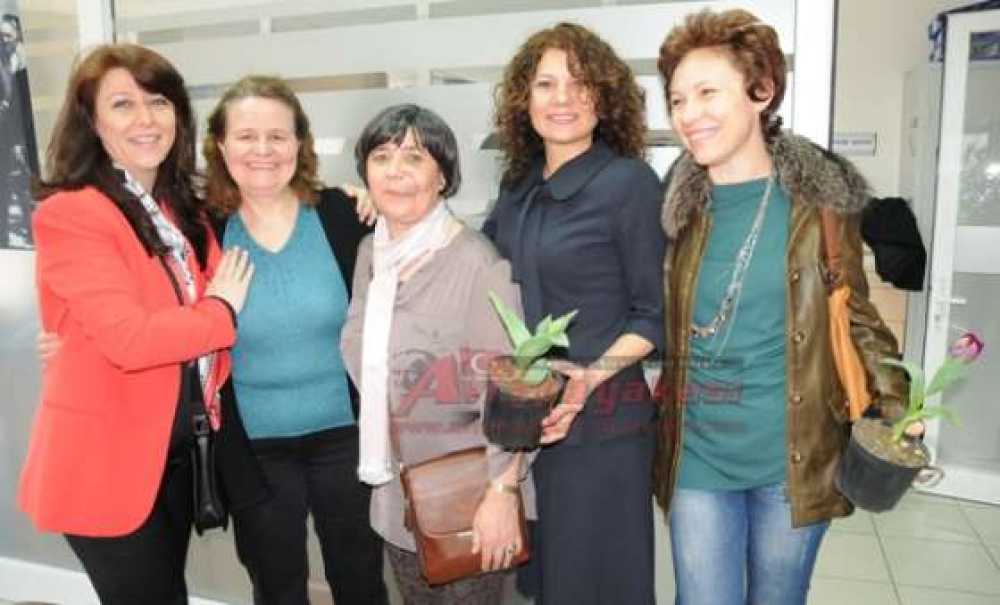 Başkan Baysan Kadınlar Günü Münasebetiyle Çiçek Dağıttı