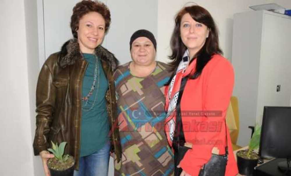 Başkan Baysan Kadınlar Günü Münasebetiyle Çiçek Dağıttı