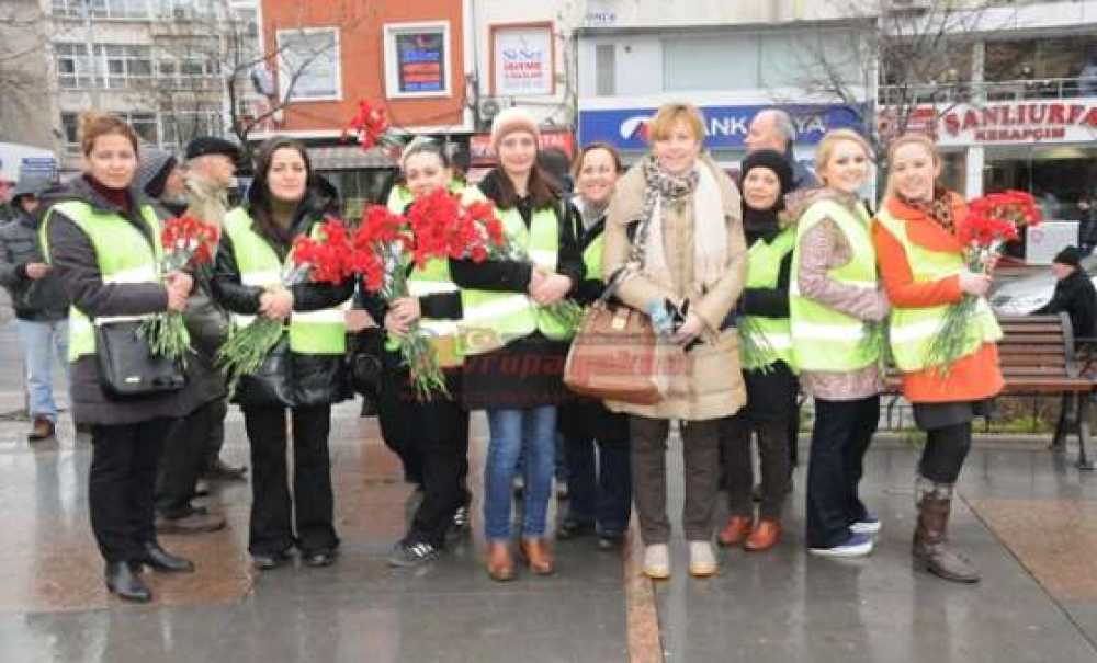 Çorlu Belediyesi Kadınlar Günü'nde Çiçek Dağıttı