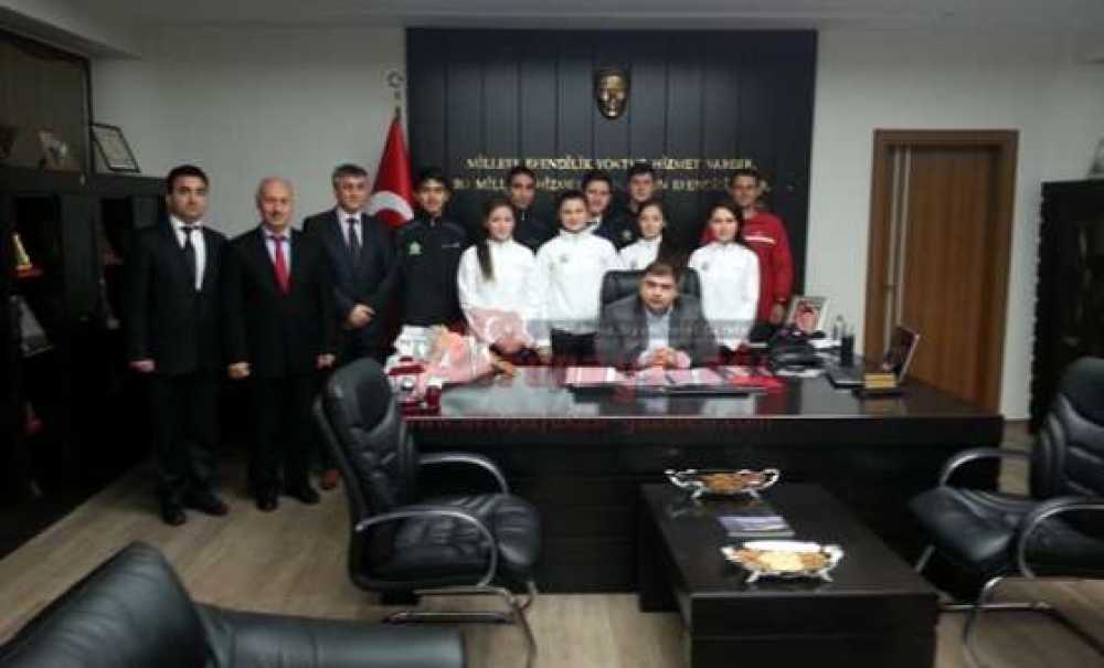 Deri Sanayicileri Endüstri Meslek Lisesi Badminton Takımı Türkiye 5.'si Oldu