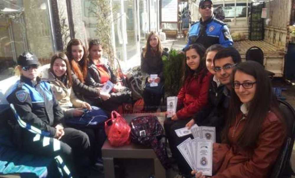 Öğrenciler Ödevlerini Polislerle Birlikte Yaptı