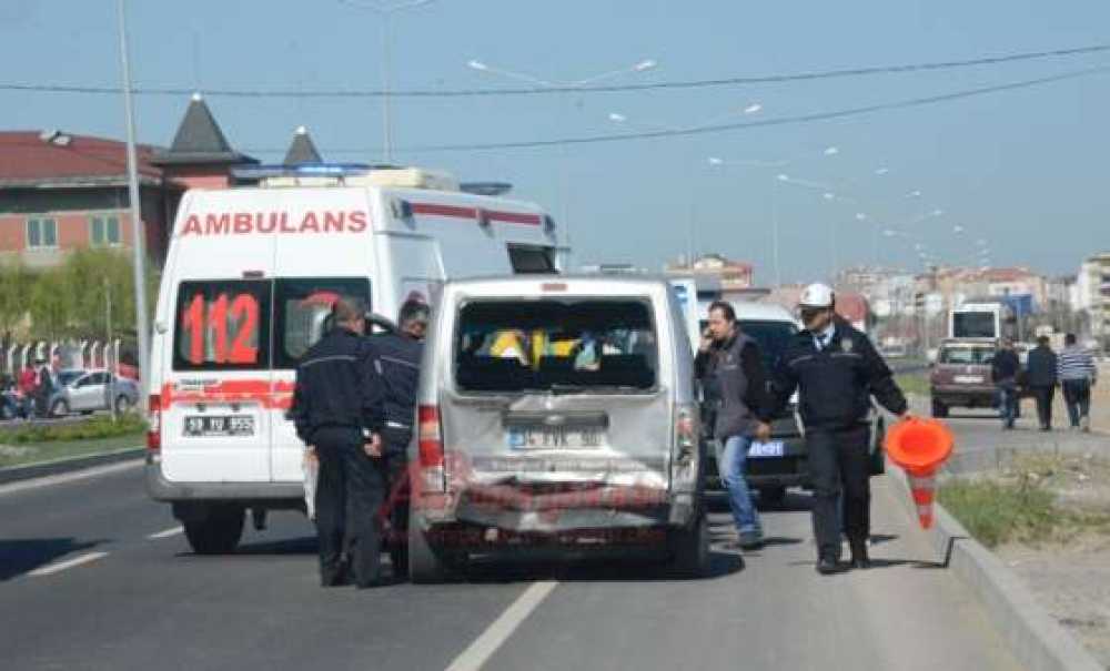 Aynı Yöndeki Araçlar Çarpıştı: 1 Yaralı