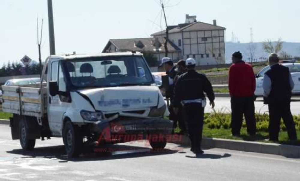 Aynı Yöndeki Araçlar Çarpıştı: 1 Yaralı