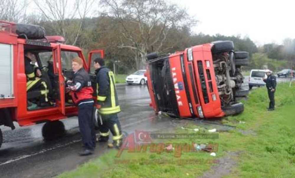 İtfaiye Aracı Devrildi: 3 Yaralı