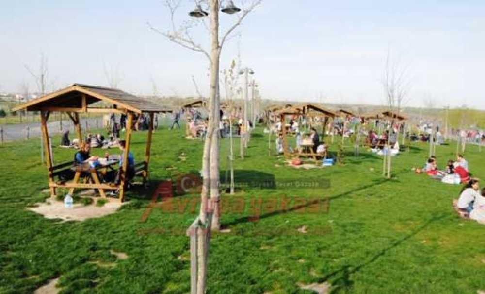 Cumhuriyet Ve Gölbaşı Parkları Ziyaretçi Akınına Uğruyor