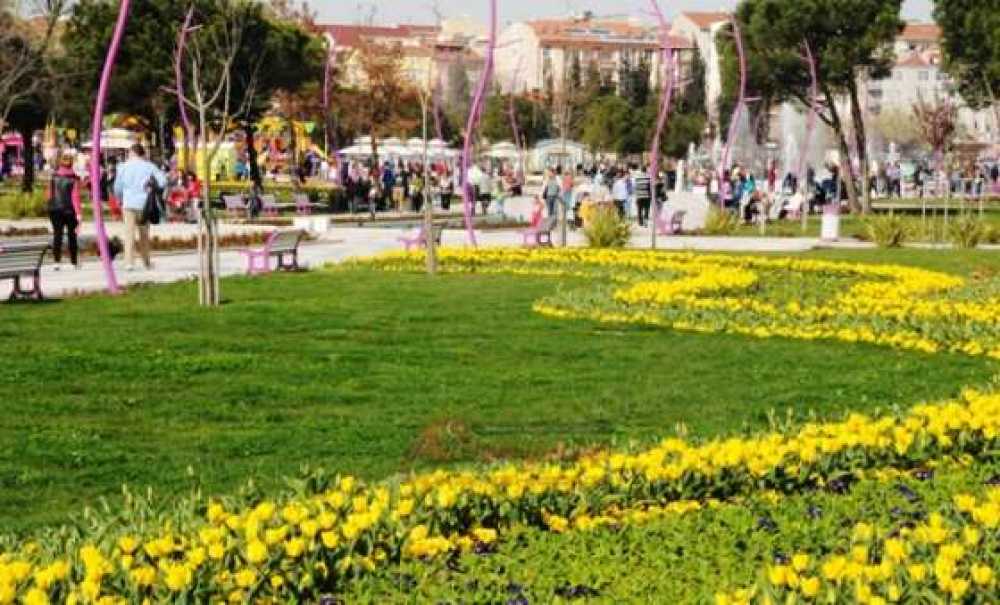 Cumhuriyet Ve Gölbaşı Parkları Ziyaretçi Akınına Uğruyor