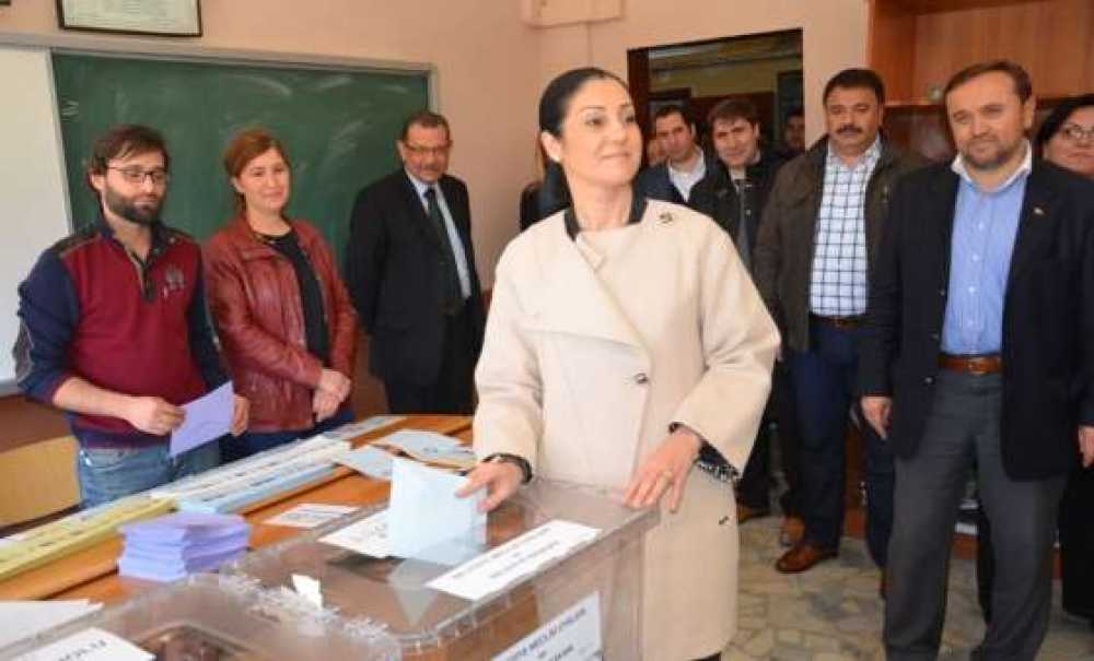 Özlem Yemişçi Bin 202 Numaralı Sandıkta Oy Kullandı