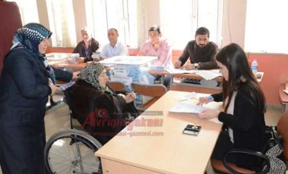 Güneşli Ve Güzel Bir Havada Seçim Atmosferi