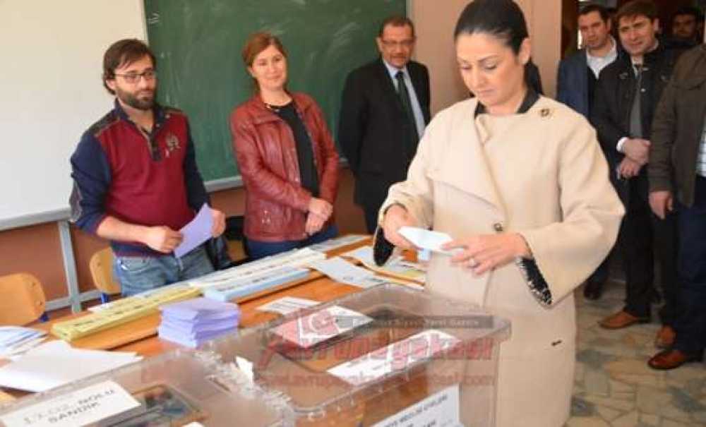 Özlem Yemişçi Bin 202 Numaralı Sandıkta Oy Kullandı