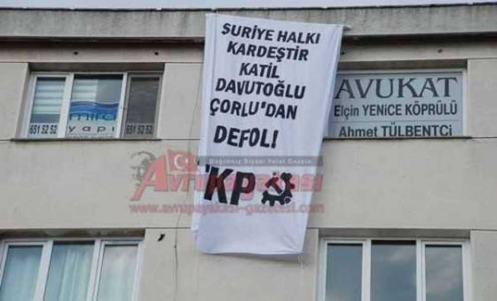 Bakan Davutoğlu`nun Mitingi Sırasında Açılan Pankart Polisi Alarma Geçirdi